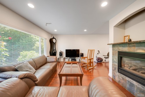 1043 Belvedere Drive, North Vancouver, BC - Indoor Photo Showing Living Room With Fireplace