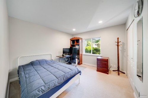1043 Belvedere Drive, North Vancouver, BC - Indoor Photo Showing Bedroom