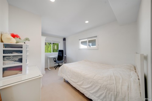1043 Belvedere Drive, North Vancouver, BC - Indoor Photo Showing Bedroom