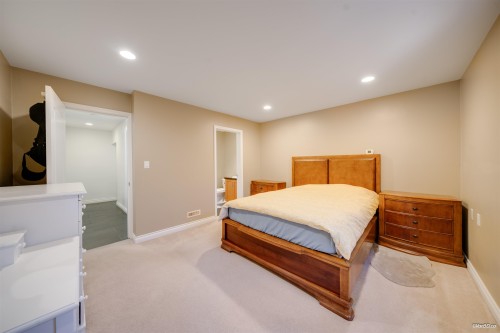 1043 Belvedere Drive, North Vancouver, BC - Indoor Photo Showing Bedroom