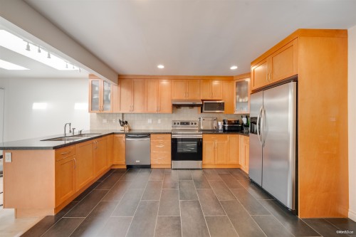 1043 Belvedere Drive, North Vancouver, BC - Indoor Photo Showing Kitchen With Double Sink