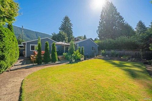 1043 Belvedere Drive, North Vancouver, BC - Outdoor