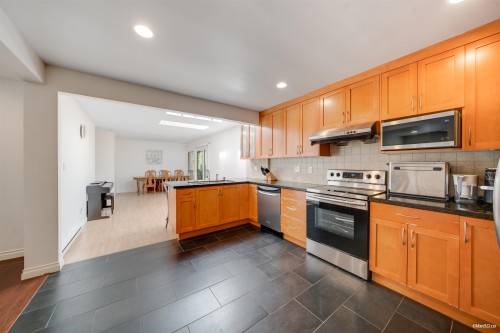 1043 Belvedere Drive, North Vancouver, BC - Indoor Photo Showing Kitchen