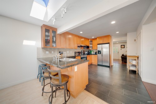 1043 Belvedere Drive, North Vancouver, BC - Indoor Photo Showing Kitchen