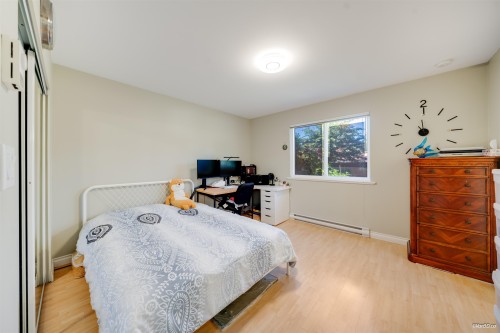 1043 Belvedere Drive, North Vancouver, BC - Indoor Photo Showing Bedroom
