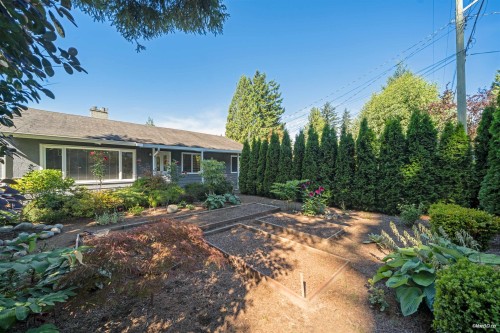 1043 Belvedere Drive, North Vancouver, BC - Outdoor