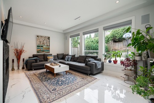 4365 Mountain Highway, North Vancouver, BC - Indoor Photo Showing Living Room