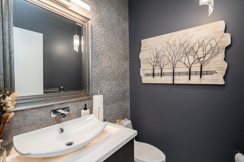 4365 Mountain Highway, North Vancouver, BC - Indoor Photo Showing Bathroom