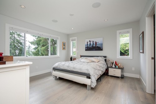 4365 Mountain Highway, North Vancouver, BC - Indoor Photo Showing Bedroom