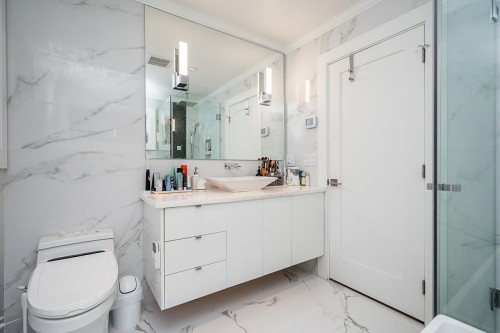 4365 Mountain Highway, North Vancouver, BC - Indoor Photo Showing Bathroom