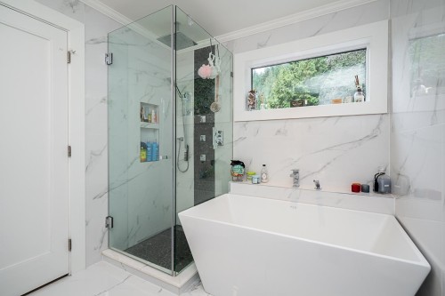 4365 Mountain Highway, North Vancouver, BC - Indoor Photo Showing Bathroom