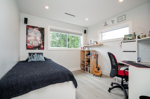 4365 Mountain Highway, North Vancouver, BC - Indoor Photo Showing Bedroom