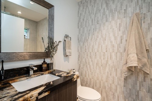 4365 Mountain Highway, North Vancouver, BC - Indoor Photo Showing Bathroom