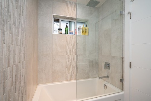 4365 Mountain Highway, North Vancouver, BC - Indoor Photo Showing Bathroom