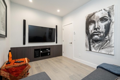 4365 Mountain Highway, North Vancouver, BC - Indoor
