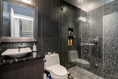 4365 Mountain Highway, North Vancouver, BC - Indoor Photo Showing Bathroom
