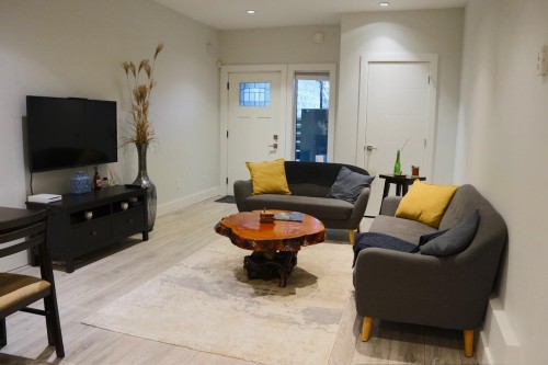 4365 Mountain Highway, North Vancouver, BC - Indoor Photo Showing Living Room