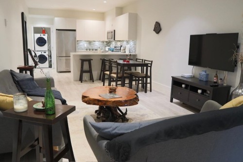 4365 Mountain Highway, North Vancouver, BC - Indoor