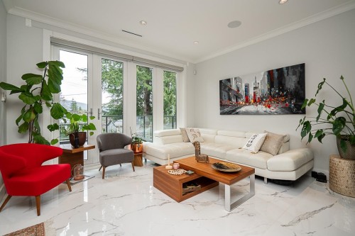 4365 Mountain Highway, North Vancouver, BC - Indoor Photo Showing Living Room