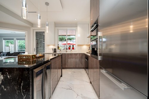 4365 Mountain Highway, North Vancouver, BC - Indoor Photo Showing Kitchen With Upgraded Kitchen