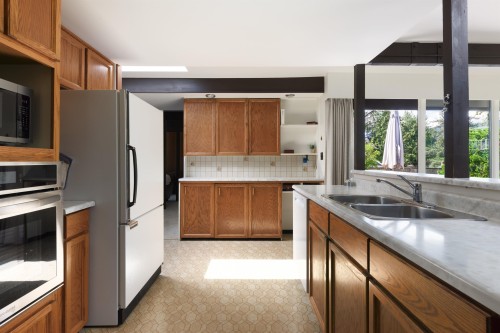 4568 Marineview Crescent, North Vancouver, BC - Indoor Photo Showing Kitchen With Double Sink