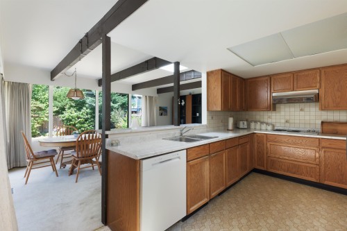 4568 Marineview Crescent, North Vancouver, BC - Indoor Photo Showing Kitchen With Double Sink