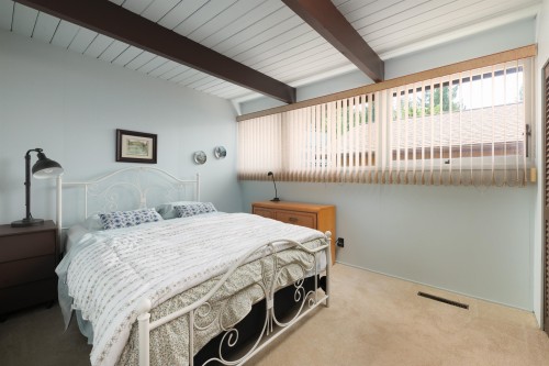 4568 Marineview Crescent, North Vancouver, BC - Indoor Photo Showing Bedroom