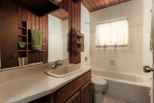 4568 Marineview Crescent, North Vancouver, BC - Indoor Photo Showing Bathroom