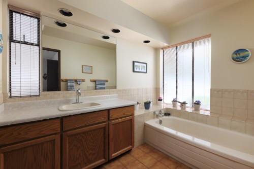 4568 Marineview Crescent, North Vancouver, BC - Indoor Photo Showing Bathroom