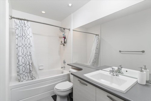 112-7478 Byrnepark Walk, Burnaby, BC - Indoor Photo Showing Bathroom
