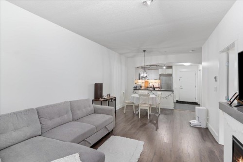 112-7478 Byrnepark Walk, Burnaby, BC - Indoor Photo Showing Living Room