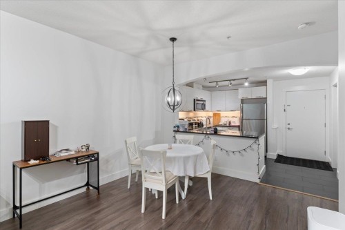 112-7478 Byrnepark Walk, Burnaby, BC - Indoor Photo Showing Dining Room