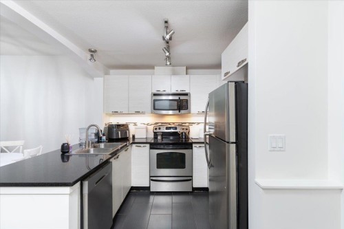 112-7478 Byrnepark Walk, Burnaby, BC - Indoor Photo Showing Kitchen