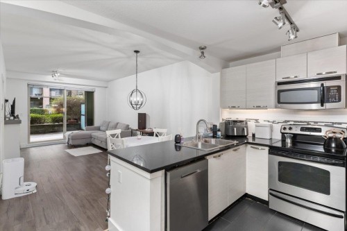112-7478 Byrnepark Walk, Burnaby, BC - Indoor Photo Showing Kitchen