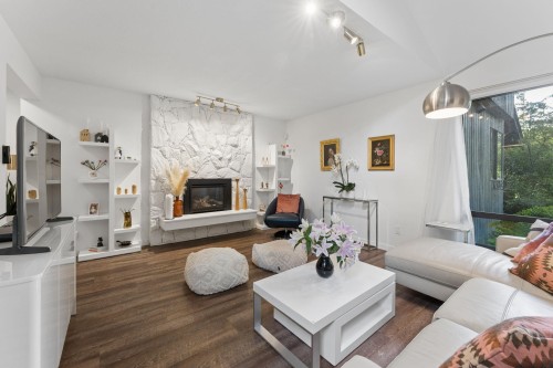 6650 Nelson Avenue, West Vancouver, BC - Indoor Photo Showing Living Room With Fireplace