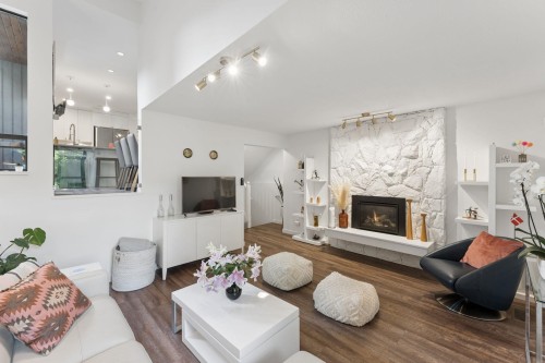 6650 Nelson Avenue, West Vancouver, BC - Indoor Photo Showing Living Room With Fireplace