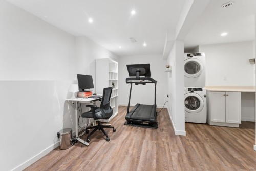 6650 Nelson Avenue, West Vancouver, BC - Indoor Photo Showing Laundry Room