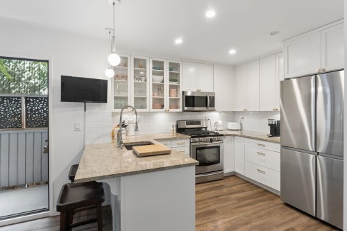 6650 Nelson Avenue, West Vancouver, BC - Indoor Photo Showing Kitchen With Upgraded Kitchen