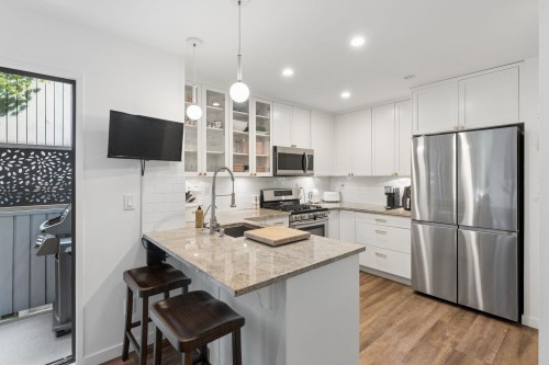6650 Nelson Avenue, West Vancouver, BC - Indoor Photo Showing Kitchen With Upgraded Kitchen