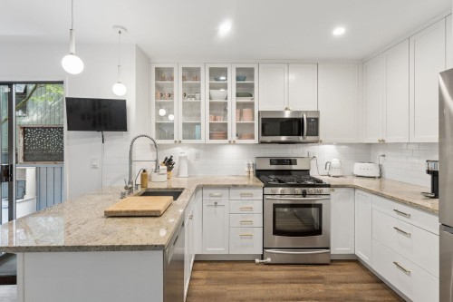 6650 Nelson Avenue, West Vancouver, BC - Indoor Photo Showing Kitchen With Upgraded Kitchen