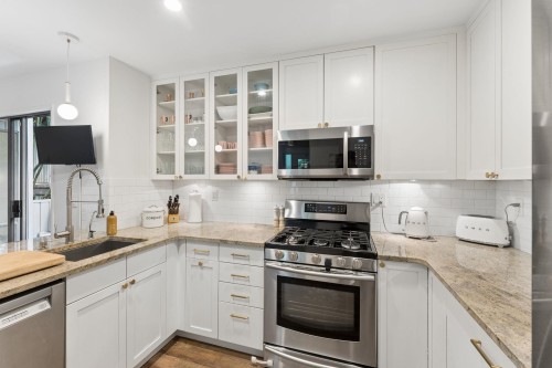 6650 Nelson Avenue, West Vancouver, BC - Indoor Photo Showing Kitchen With Upgraded Kitchen