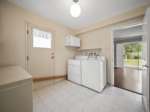 4237 Candlewood Drive, Richmond, BC - Indoor Photo Showing Laundry Room