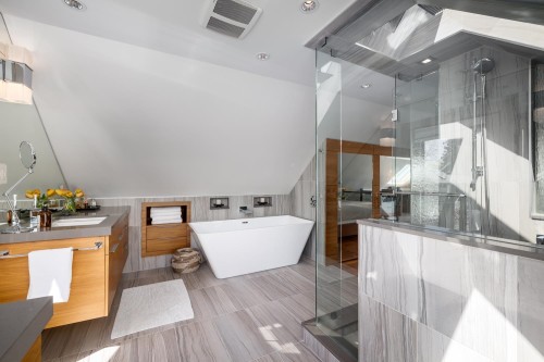 3242 1St Avenue W, Vancouver, BC - Indoor Photo Showing Bathroom