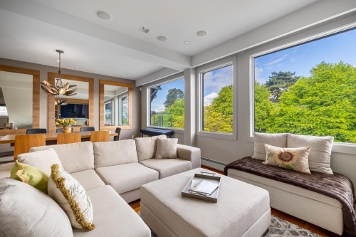 3242 1St Avenue W, Vancouver, BC - Indoor Photo Showing Living Room