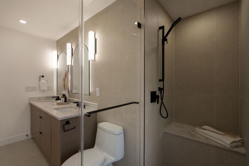 1-2282 8Th Avenue E, Vancouver, BC - Indoor Photo Showing Bathroom