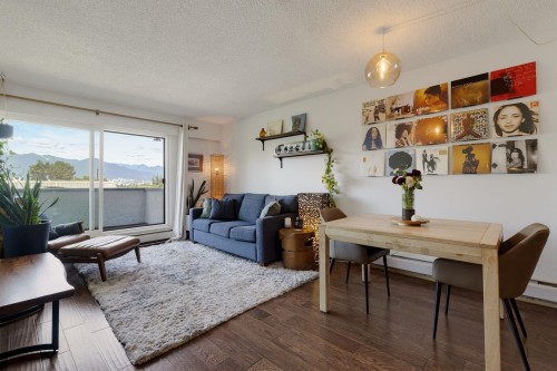302-391 7Th Avenue E, Vancouver, BC - Indoor Photo Showing Living Room