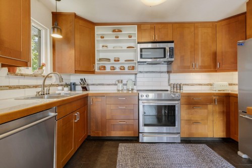302-391 7Th Avenue E, Vancouver, BC - Indoor Photo Showing Kitchen With Double Sink