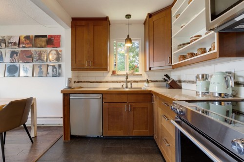 302-391 7Th Avenue E, Vancouver, BC - Indoor Photo Showing Kitchen With Double Sink