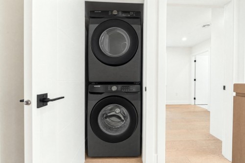 2972 Venables Street, Vancouver, BC - Indoor Photo Showing Laundry Room