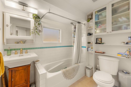 612 4Th Street E, North Vancouver, BC - Indoor Photo Showing Bathroom
